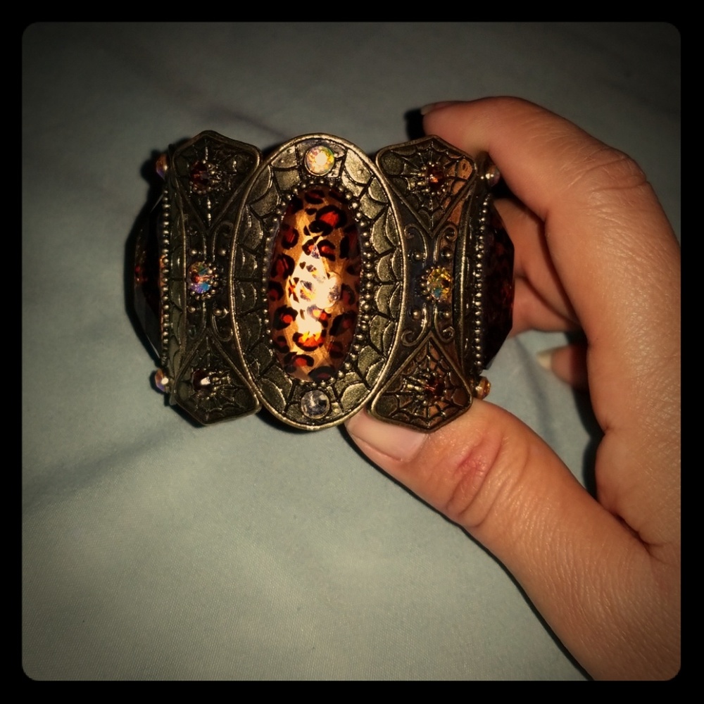 Adjustable thick bracelet